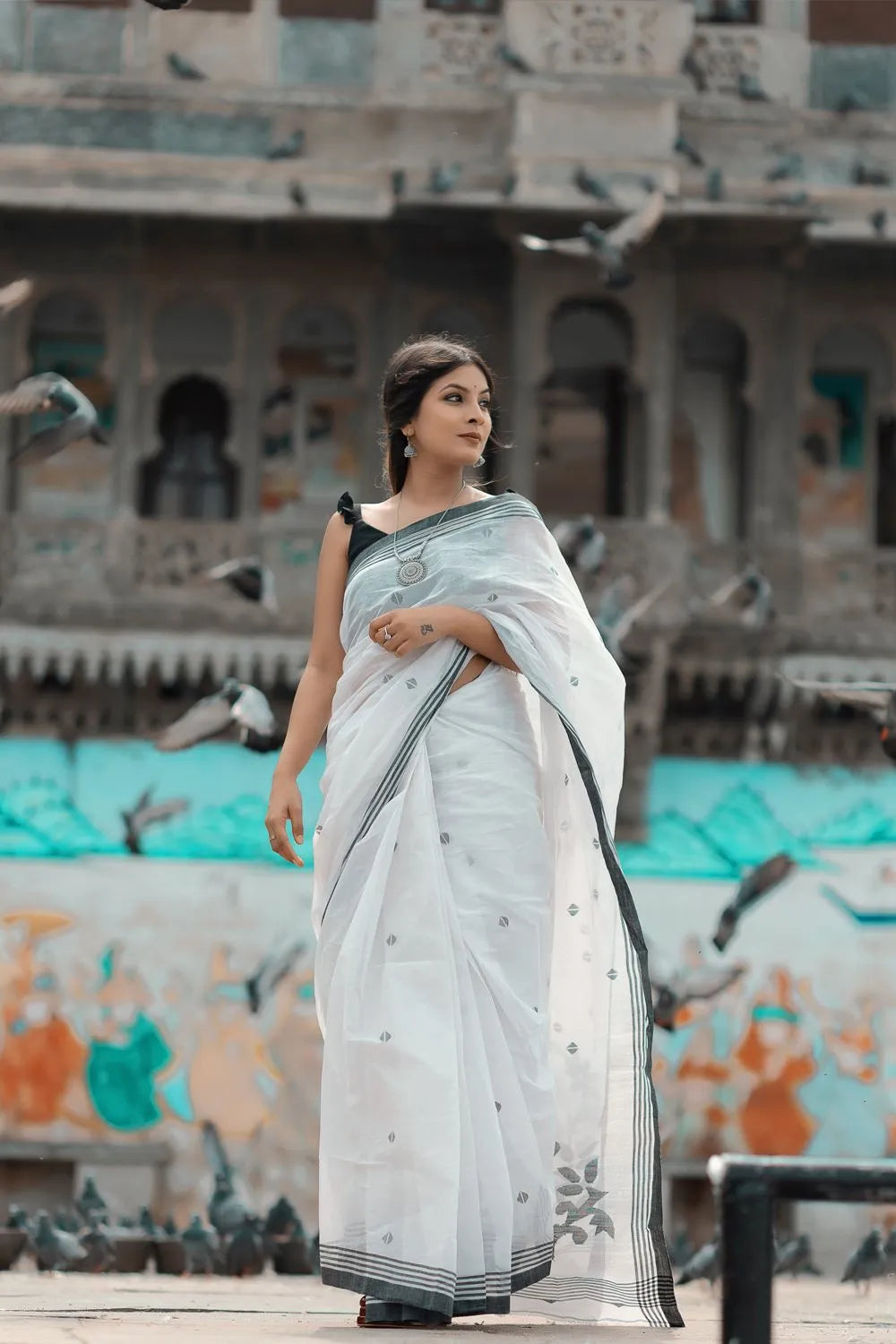 Handloom Black & White Pure Cotton Jamdani Saree with Floral Motifs