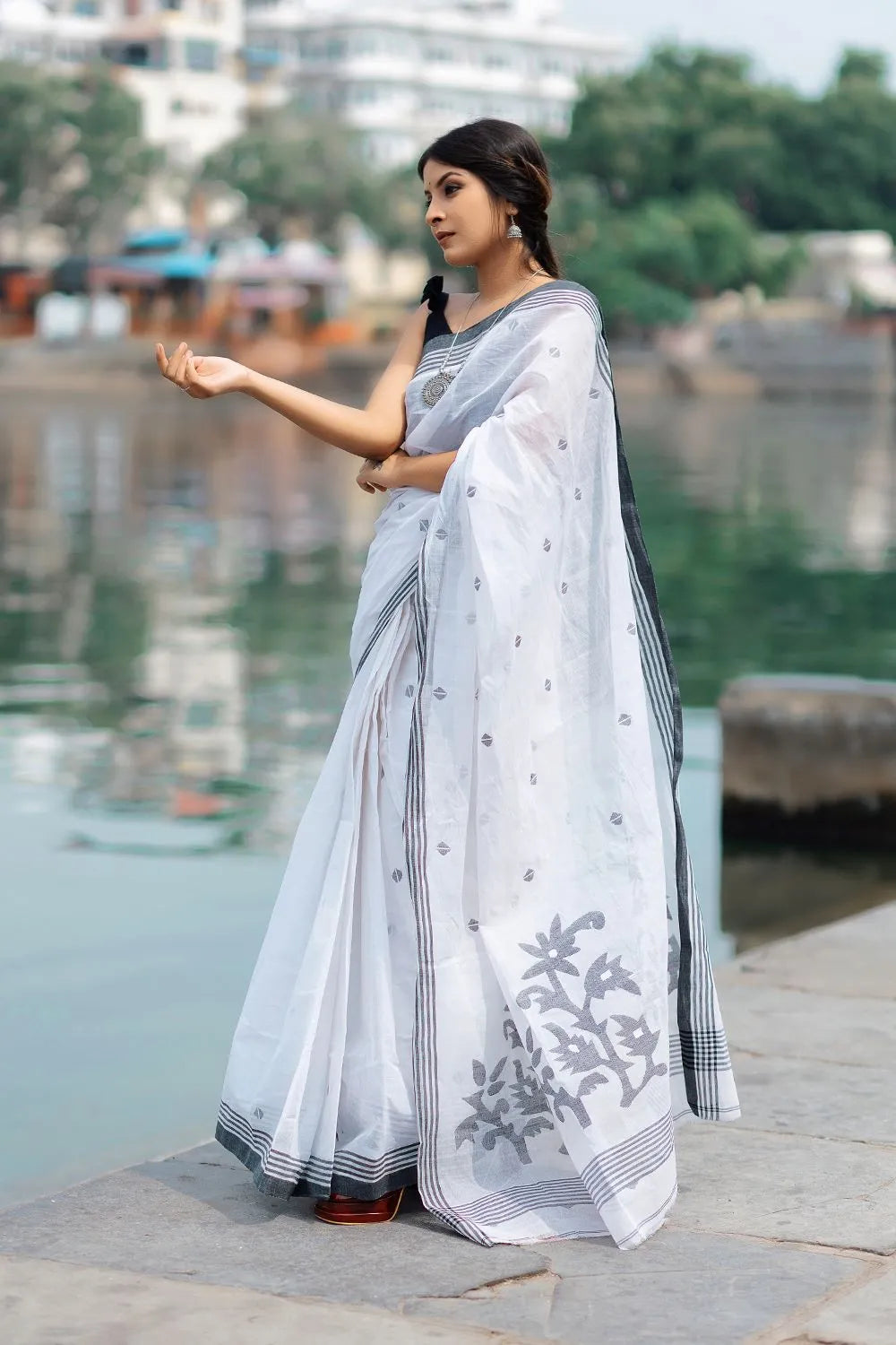 Handloom Black & White Pure Cotton Jamdani Saree with Floral Motifs