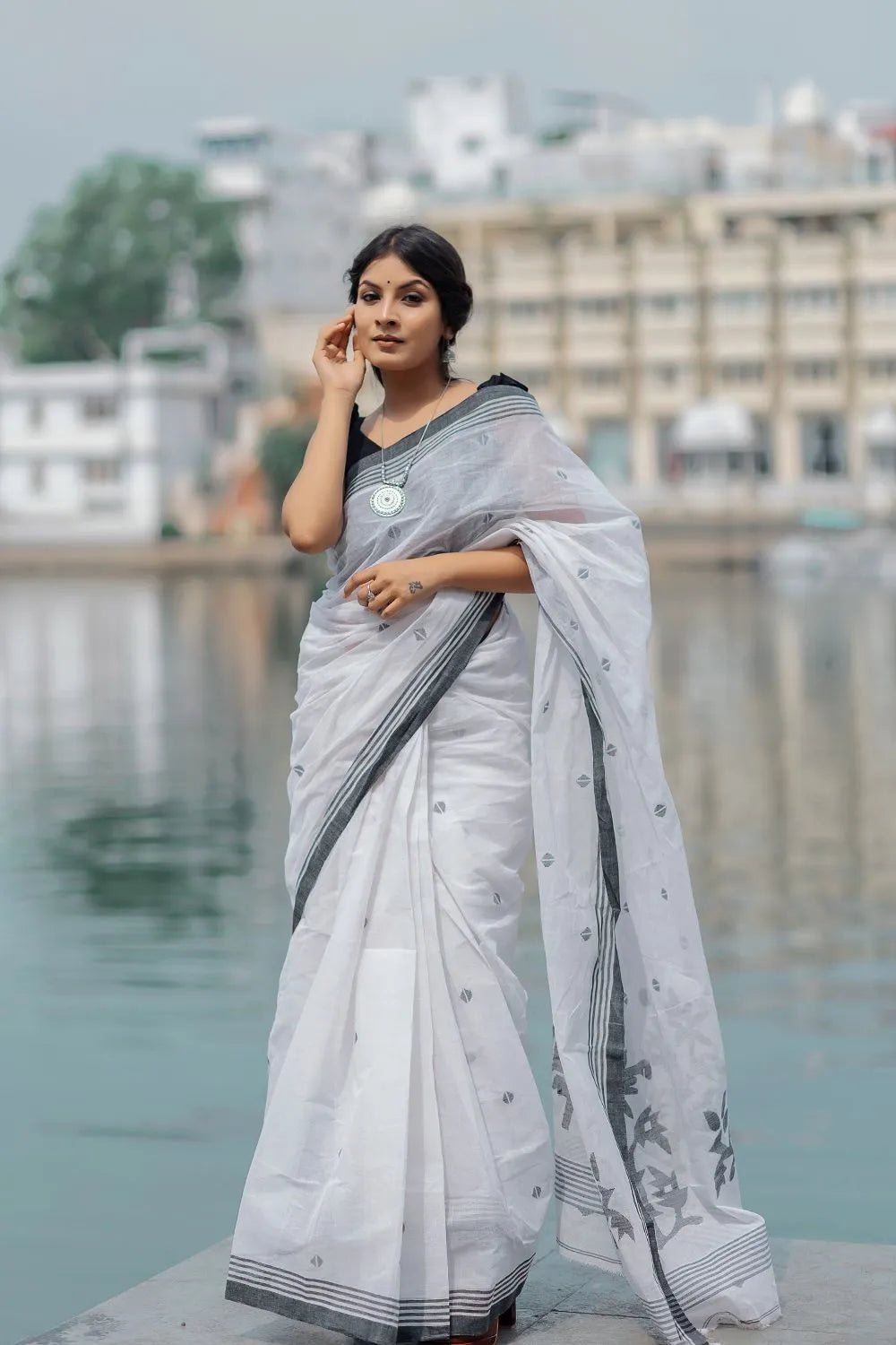 Handloom Black & White Pure Cotton Jamdani Saree with Floral Motifs