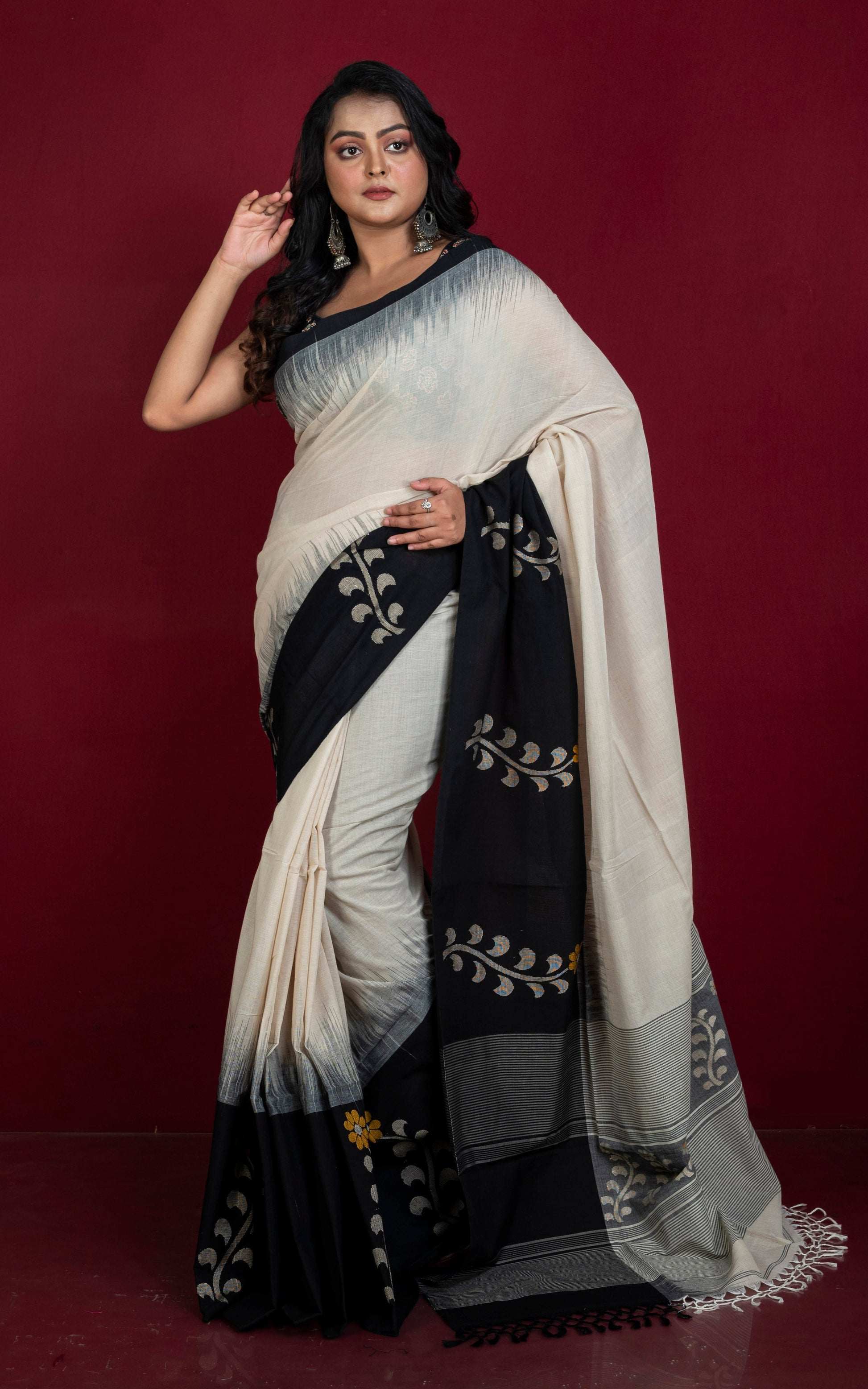 Premium Quality Double Warp Khaddar Kadiyal Skirt Border Jamdani Saree in Off White and Black