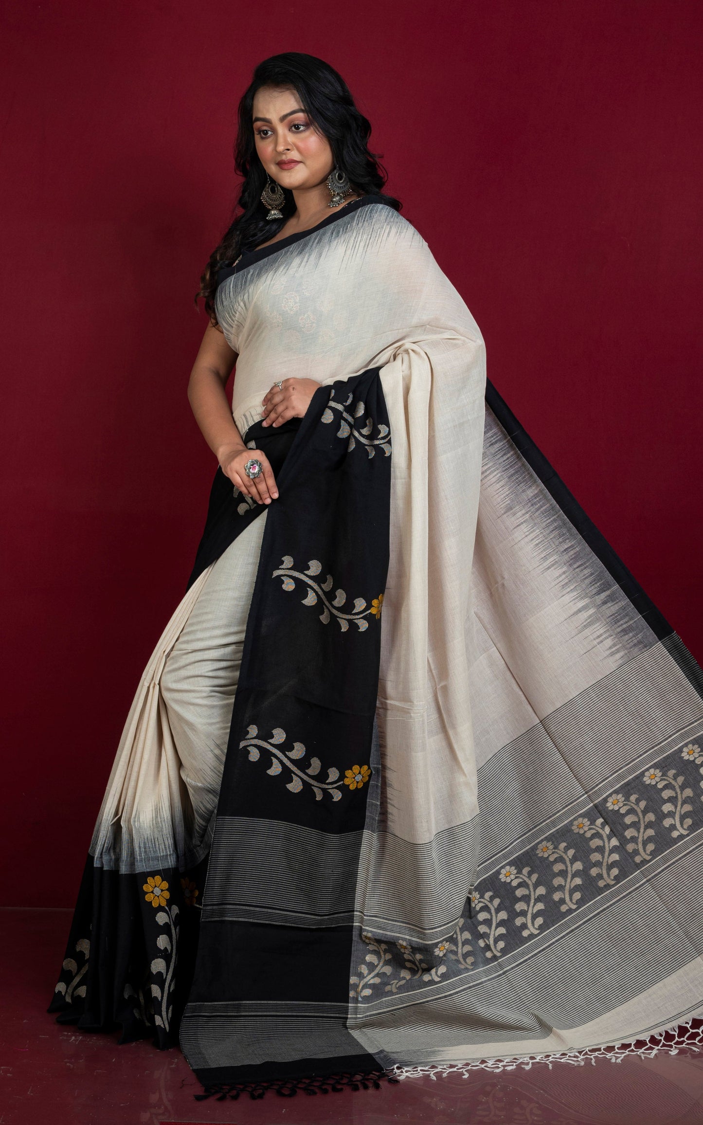 Premium Quality Double Warp Khaddar Kadiyal Skirt Border Jamdani Saree in Off White and Black