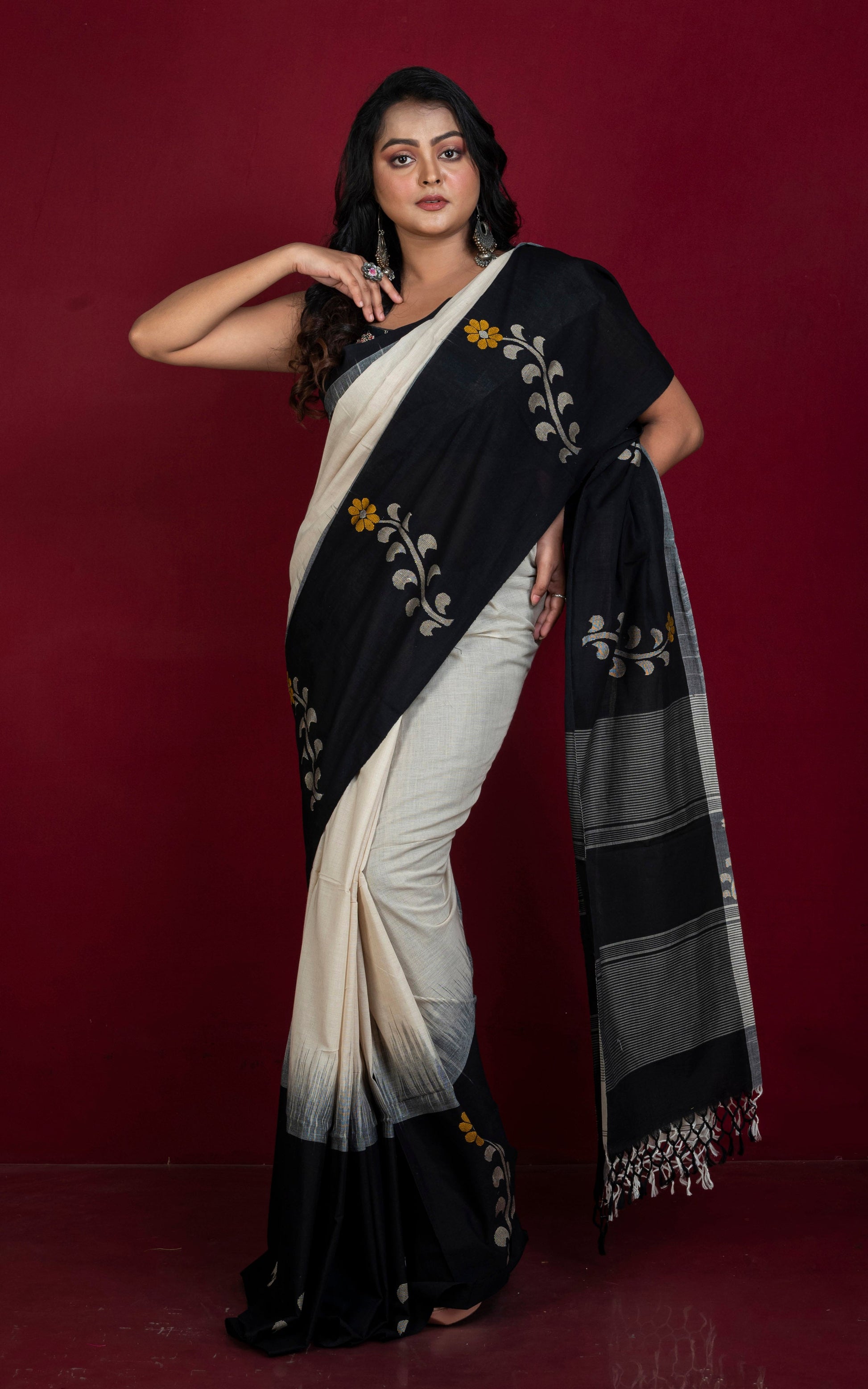 Premium Quality Double Warp Khaddar Kadiyal Skirt Border Jamdani Saree in Off White and Black