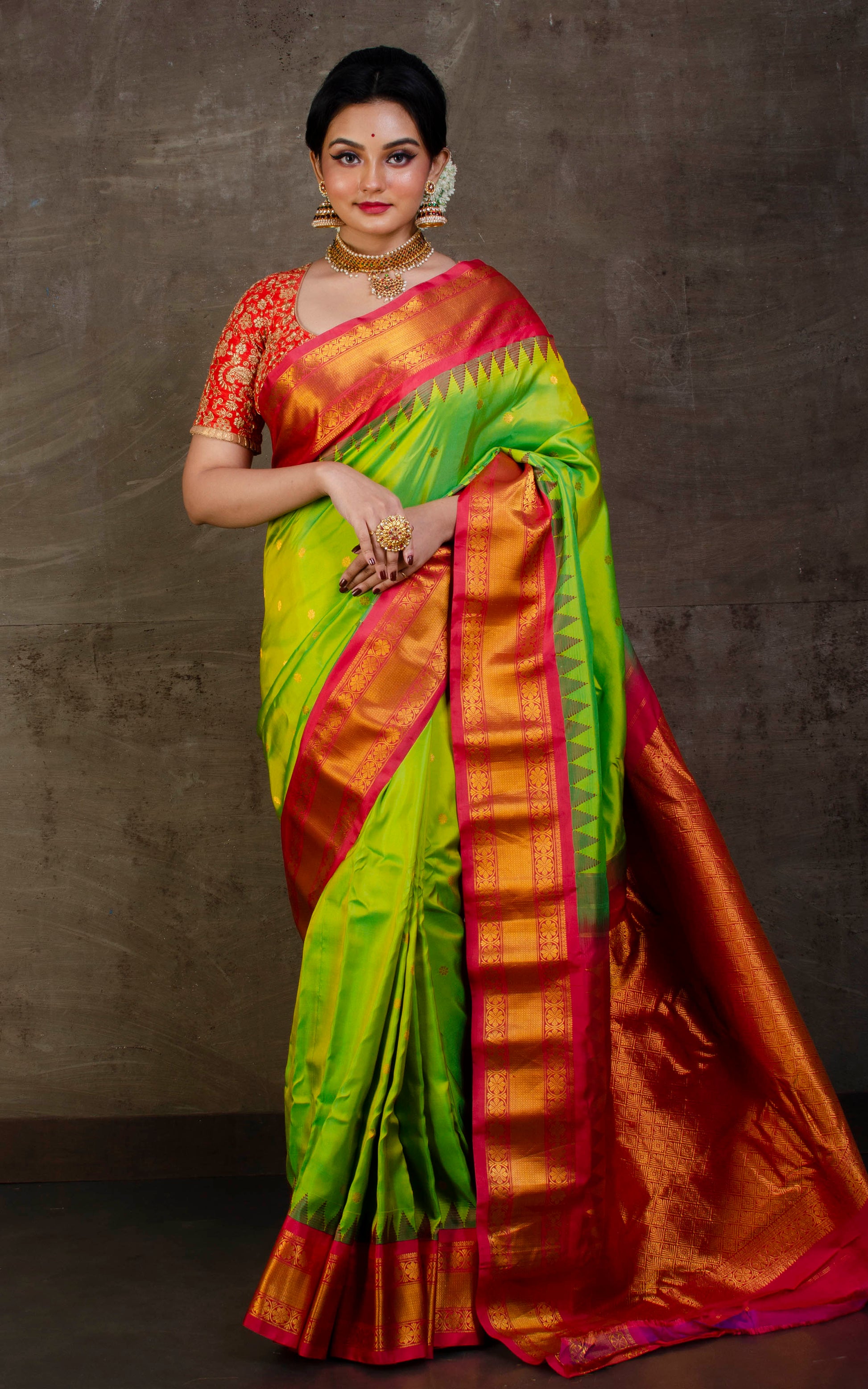 Exclusive Gadwal Silk Saree Sheen Green and Strawberry