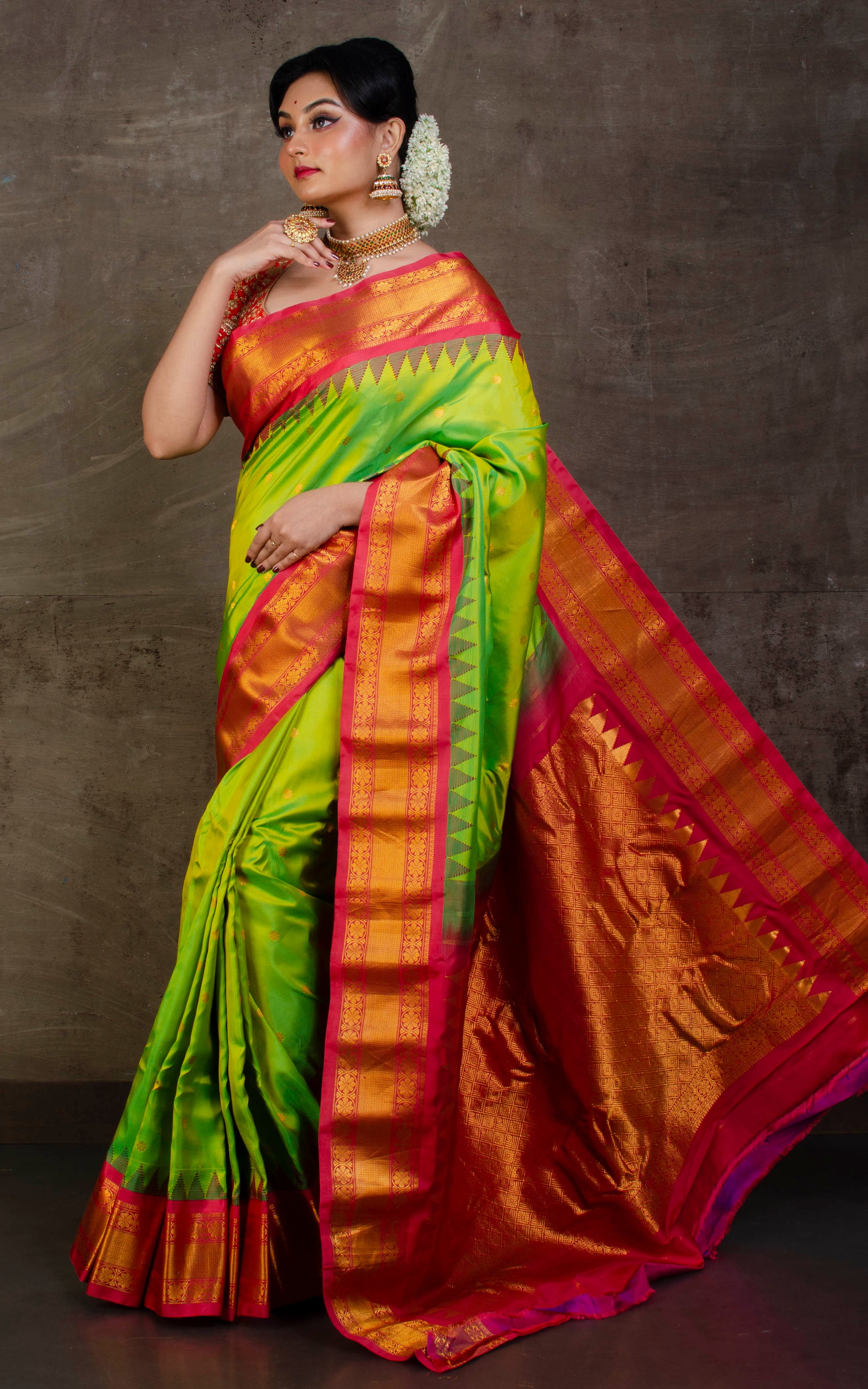 Exclusive Gadwal Silk Saree Sheen Green and Strawberry