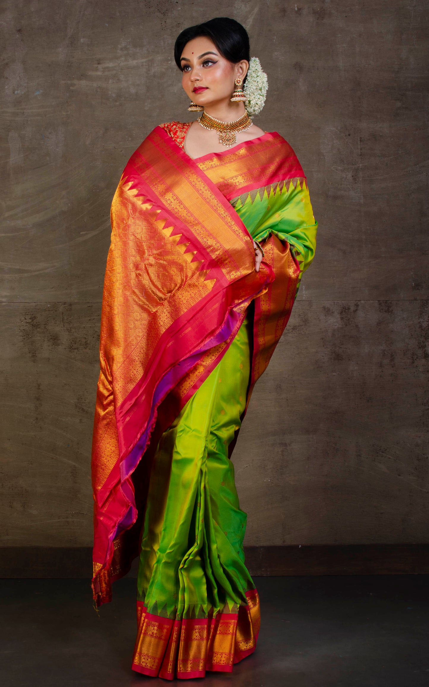 Exclusive Gadwal Silk Saree Sheen Green and Strawberry