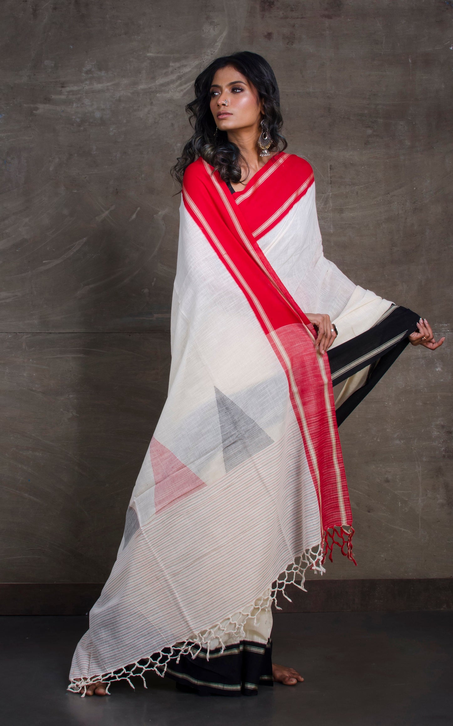 Premium Quality Double Warp Kadiyal Khadi Jamdani Saree in Off white, Black and Red